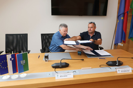 Semafor pri KD  podpis pogodbe 04 Foto Ljubo Vukelič